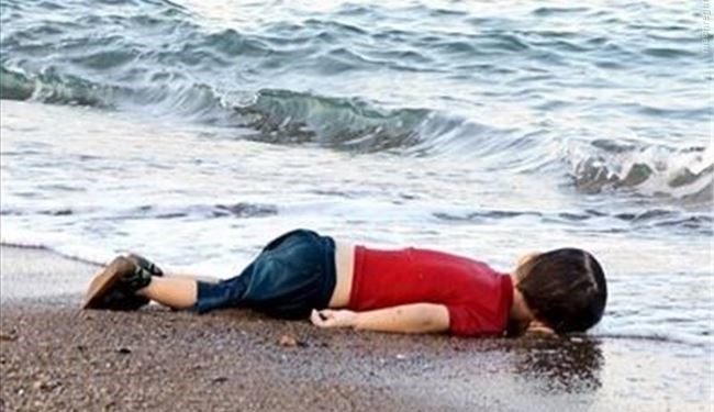 کودک آواره‌ای که برشن های سواحل ترکیه ارام گرفت + عکس