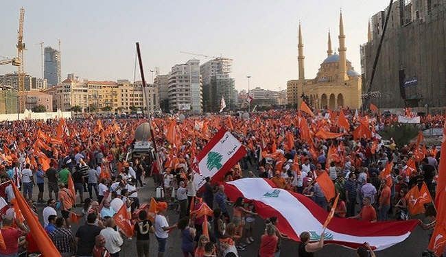 تظاهرة حاشدة لانصار عون في بيروت للمطالبة بانتخابات