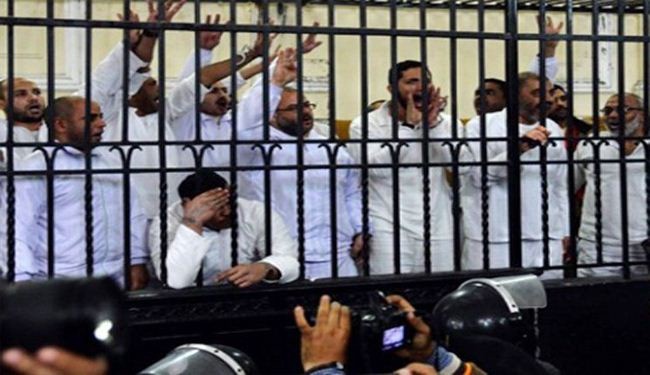 احالة 38 شخصا بينهم القرضاوي الى محكمة عسكرية في مصر