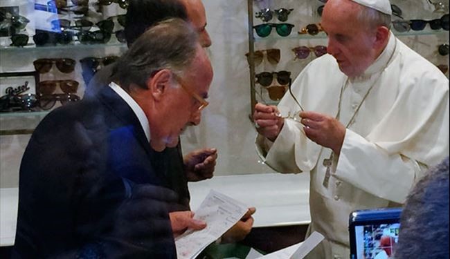 (تصاویر) پاپ در عینک فروشی