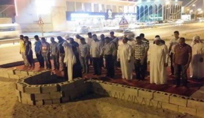 پافشاری بحرینیها بر اقامه نماز در مساجد تخریب شده