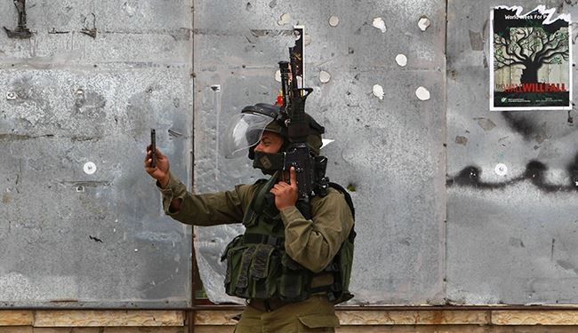 مئات المستوطنين يهاجمون أحياء فلسطينية بحماية الإحتلال