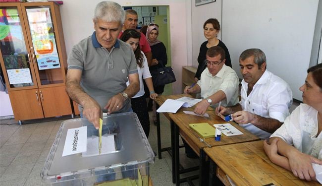 تركيا تبدأ انتخابات برلمانية مبكرة وسط منافسات حادة