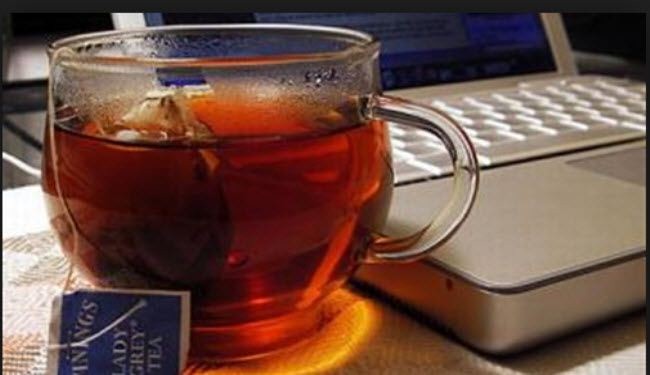 ضع كوب شاي قرب الحاسوب ولا تشربه، لانه...