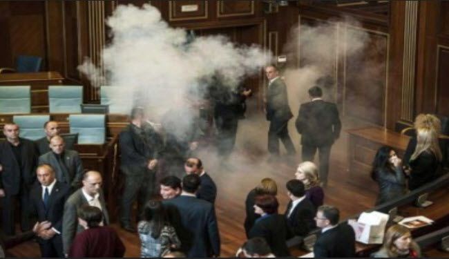 القبض على نائب برلماني بکوسوفو بسبب إطلاق الغاز المسيل للدموع