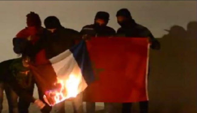 مغاربة يحرقون العلم الفرنسي ردا على إحراق فرنسيين العلم المغربي