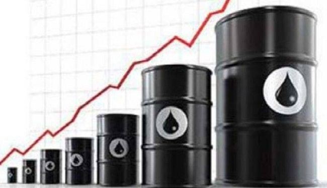 النفط يرتفع 3% مع تصاعد التوتر بالشرق الأوسط وتراجع الدولار