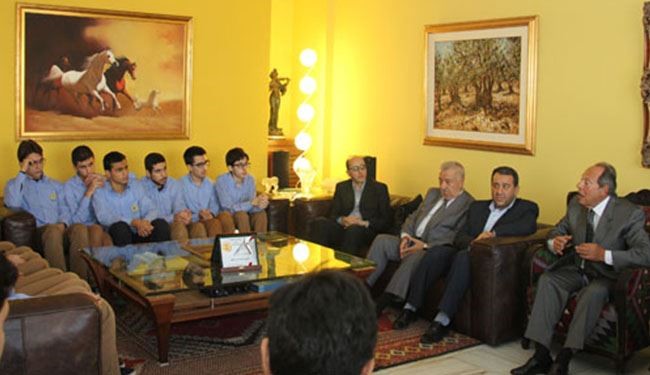 بالصور؛ الرئيس اللبناني يستقبل جمعا من التلاميذ