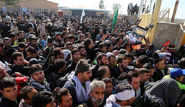 بالصور؛ زوار الاربعين الايرانيين عند معبري شلمجة ومهران