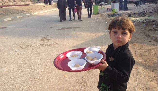 أطفال يخدمون زوار الإمام الحسين (ع)