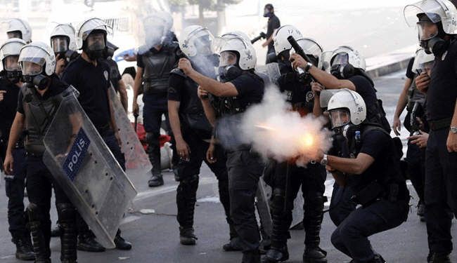 تركيا... الشرطة تفرق بالغاز المسيل للدموع مئات المحتجين في اسطنبول