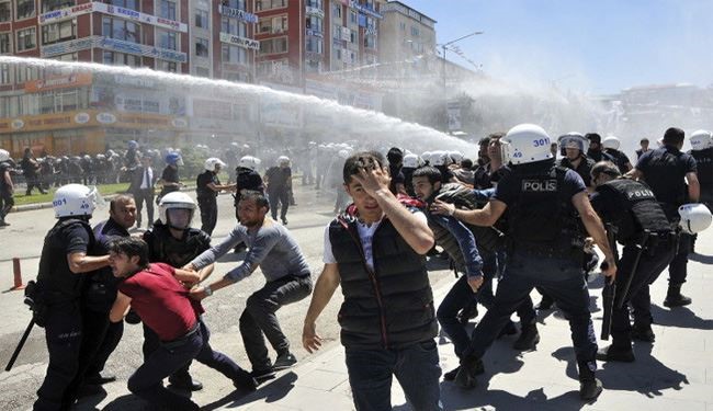 القوات التركية تردي 3 اشخاص خلال قمع احتجاج باسطنبول