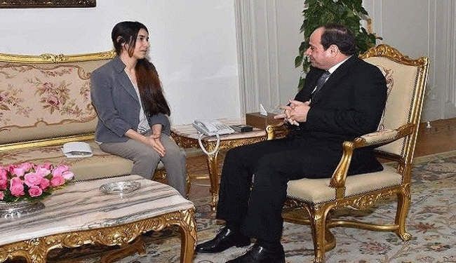 الرئيس المصري يلتقي بفتاة كانت لدى 