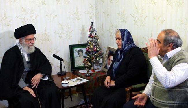 قائد الثورة الإسلامية يتفقد أسرة شهيد مسيحي