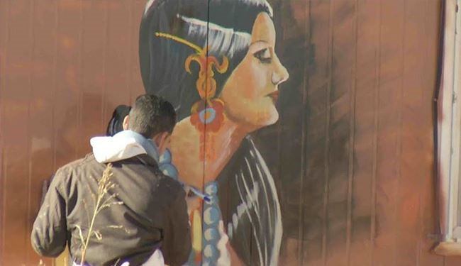 بالصور.. لاجئون سوريون يحولون جدران مخيم الزعتري إلى لوحات فنية