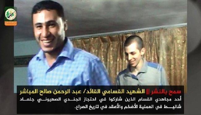القسام تنشر صورة للجندي شاليط أثناء احتجازه