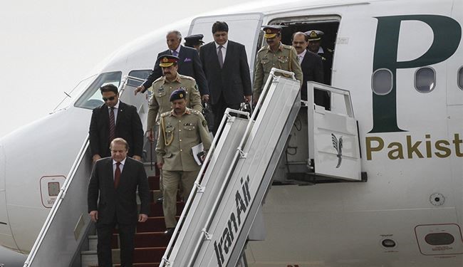 رئيس وزراء باكستان وقائد جيشها يصلان إلى طهران