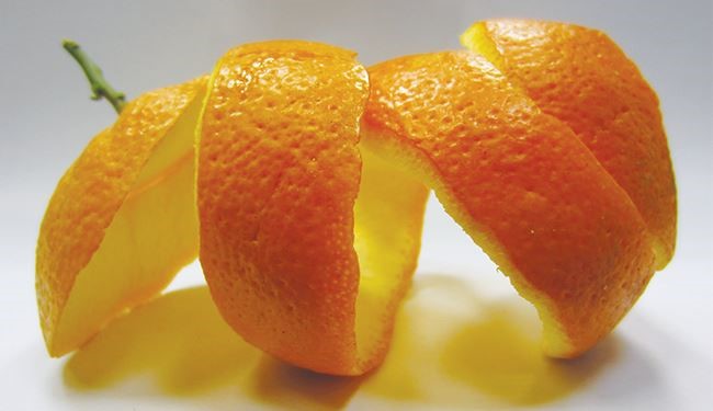 من اليوم فصاعدا لا ترمي قشور البرتقال.. لهذا السبب!