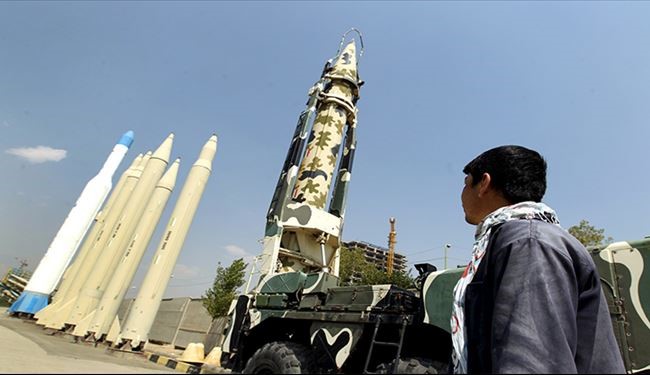 عرض صاروخين في مسيرات ذكرى انتصار الثورة الاسلامية
