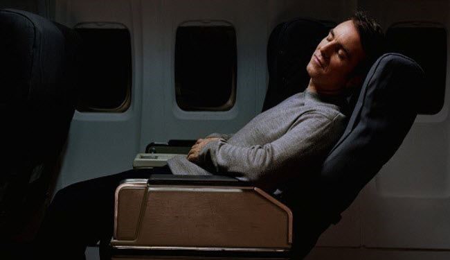 8 حلول لتستطيع النوم على متن الطائرة