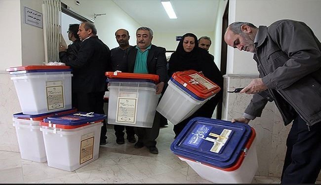 بالصور.. توزيع صناديق الإقتراع على المراكز الانتخابية في ايران