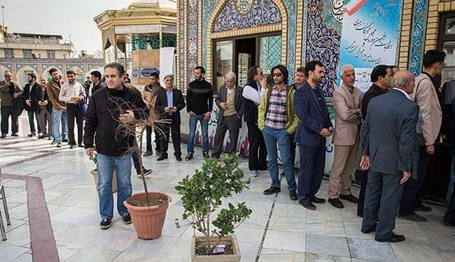 وزارة الداخلية الايرانية تعلن تمديد فترة التصويت لساعتين