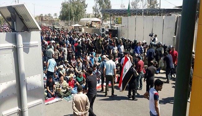 نمازجمعۀ عراقی‌ها در مقابل 