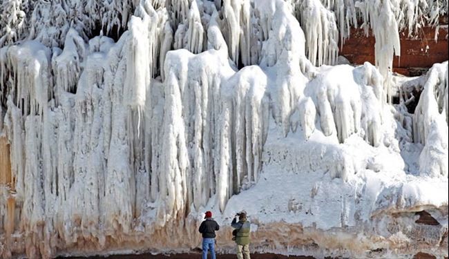 غارهای یخی حیرت‌انگیز در دریاچه سوپریور + تصاویر