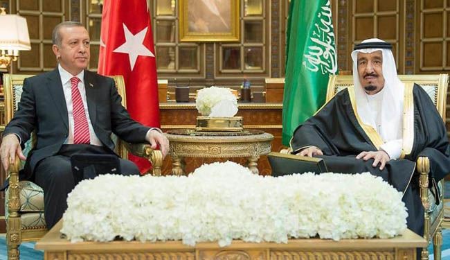 اردوغان يستقبل الملك السعودي في مطار انقرة