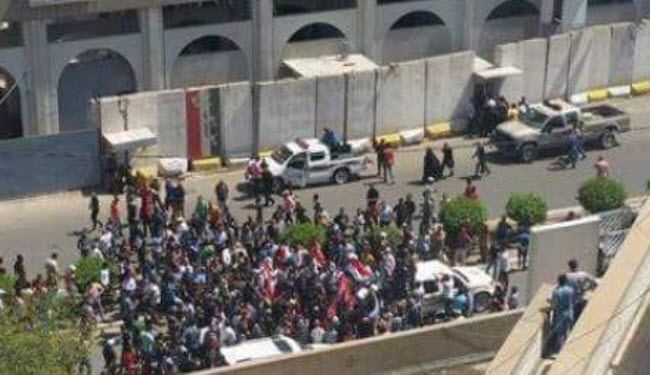 اتباع الصدر يعتصمون امام وزارتي الثقافة والخارجية في بغداد