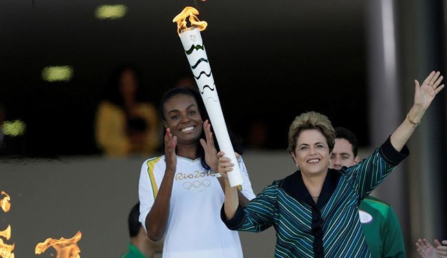رئيسة البرازيل توقد شعلة أولمبياد 