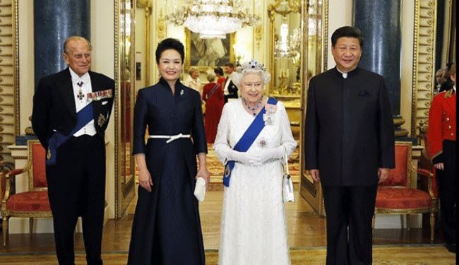 كاميرا ترصد ملكة بريطانيا وهي تشتم المسؤولين الصينيين!