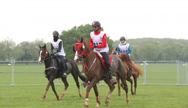ملك البحرين في بريطانيا لحضور سباق خيول بمشاركة نجله
