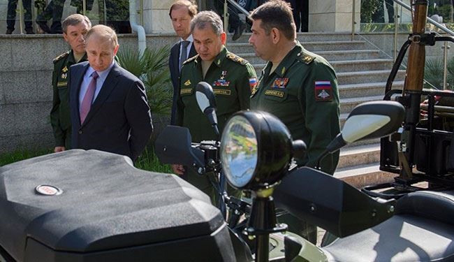 موقف طريف خلال معرض عسكري حضره بوتين