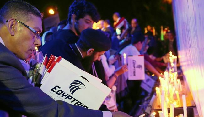 تجمع على اضواء الشموع في ذكرى ضحايا الطائرة المصرية