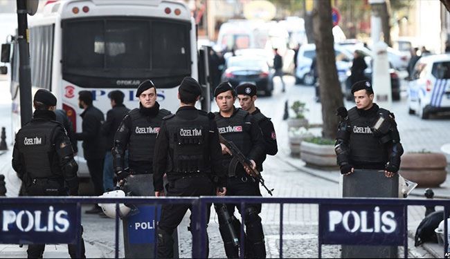 11 قتيلا من بينهم 7 شرطيين في تفجير اسطنبول +صور