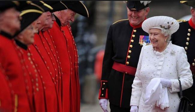 بالصور.. جندي ممدد أرضا باحتفال لملكة بريطانيا؛ والسبب!
