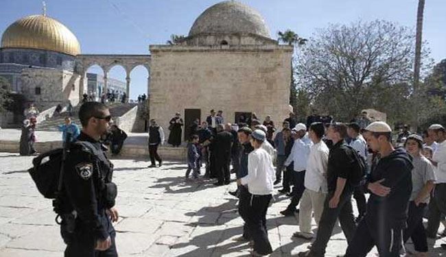 يهود متطرفون يقتحمون الأقصى بغطاء من الشرطة