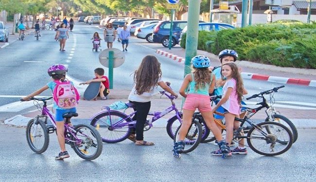 نشستن دختران روی زین دوچرخه غیر شرعی است!