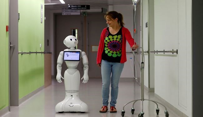 ربات بیمارستانی، که به 19 زبان حرف می زند +عکس