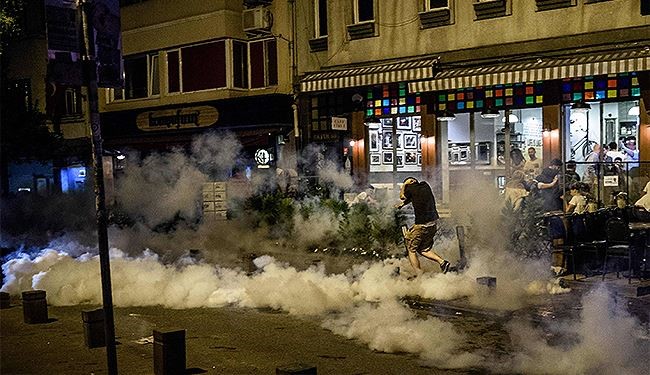 بالصور؛ الشرطة تتصدى لمتظاهرين اتهموا اردوغان بالسرقة والقتل!
