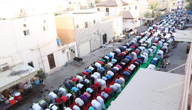 ادای نماز عید فطر در مقابل منزل آیت الله قاسم در بحرین