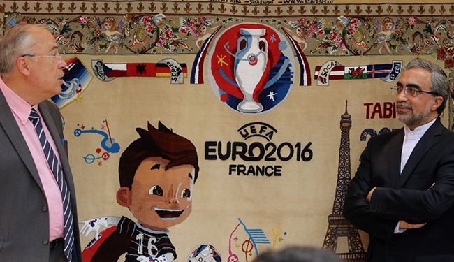صور/ إيران تهدي فرنسا سجادة يدوية رائعة بمناسبة يورو 2016