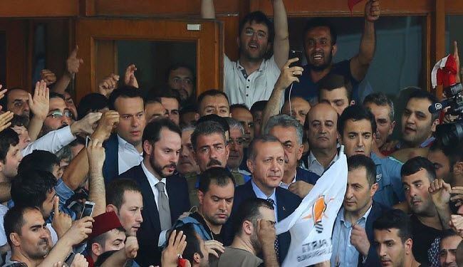 أردوغان يحث أنصاره على البقاء في الشوارع