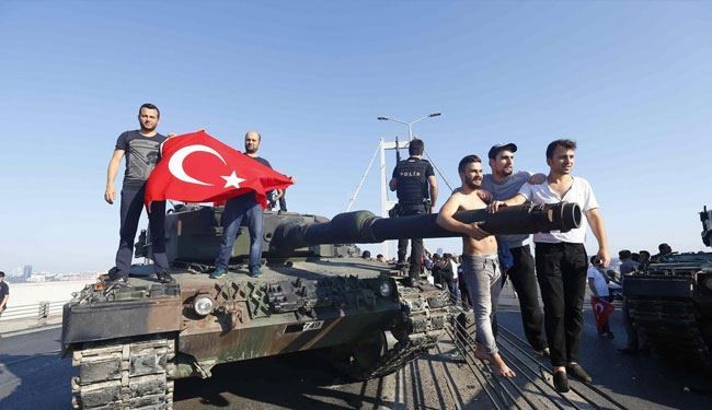 تصاویر: تب سلفی با تانک در خیابان‌های ترکیه