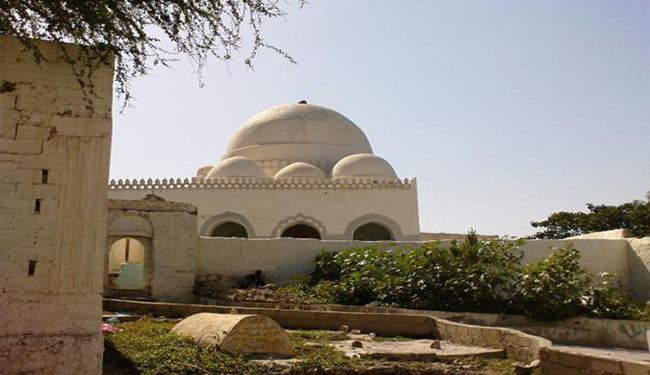 مرتزقة السعودية يدمرون مسجدا تاريخيا في تعز +صورة