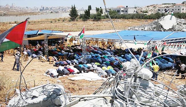 صور/ فلسطينيون يؤدون الصلاة على أنقاض منازلهم في قلنديا
