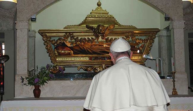 البابا فرنسيس يتسلل خارج الفاتيكان للقاء مومسات؟!