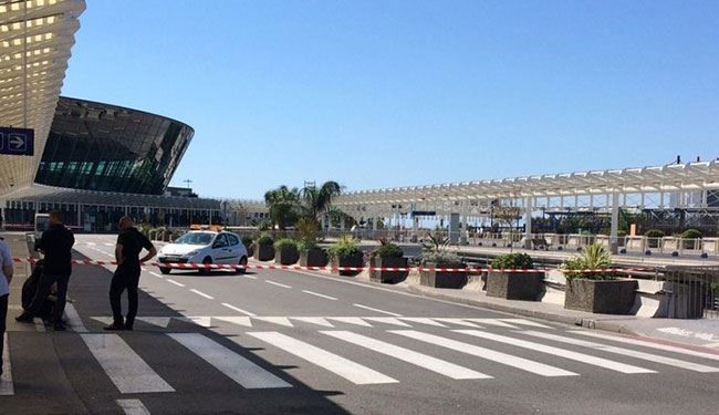 حقائب سفر تخلي مطار نيس بفرنسا!! +صور