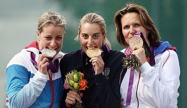 لماذا يعض أبطال الأولمبياد ميدالياتهم؟